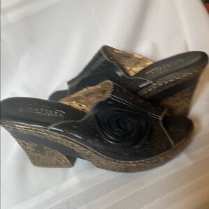 L'ATISTE Black Textured Wedge Sandals